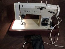 LUCZNIK Predom 451 Nähmaschine mit Pedale und Koffer