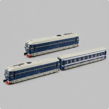 Fahrende Lokomotive mit Raucheffekt, Modelleisenbahn aus Metall.
