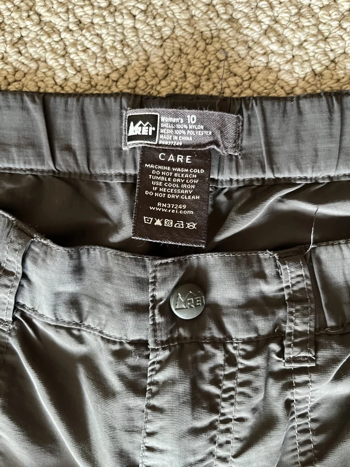 Pantalones/pantalones cortos de senderismo convertibles REI para mujer, bolsillos de carga, talla 10, gris oscuro Foto 2 de 4