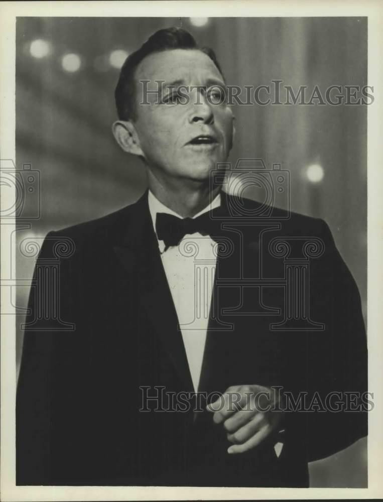 1967 Press Photo Bing Crosby hosts 