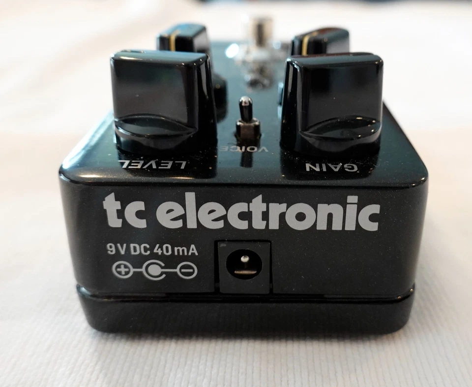 Pedal efecto distorsión para guitarra TC Electronic Dark Matter Foto 3 de 4