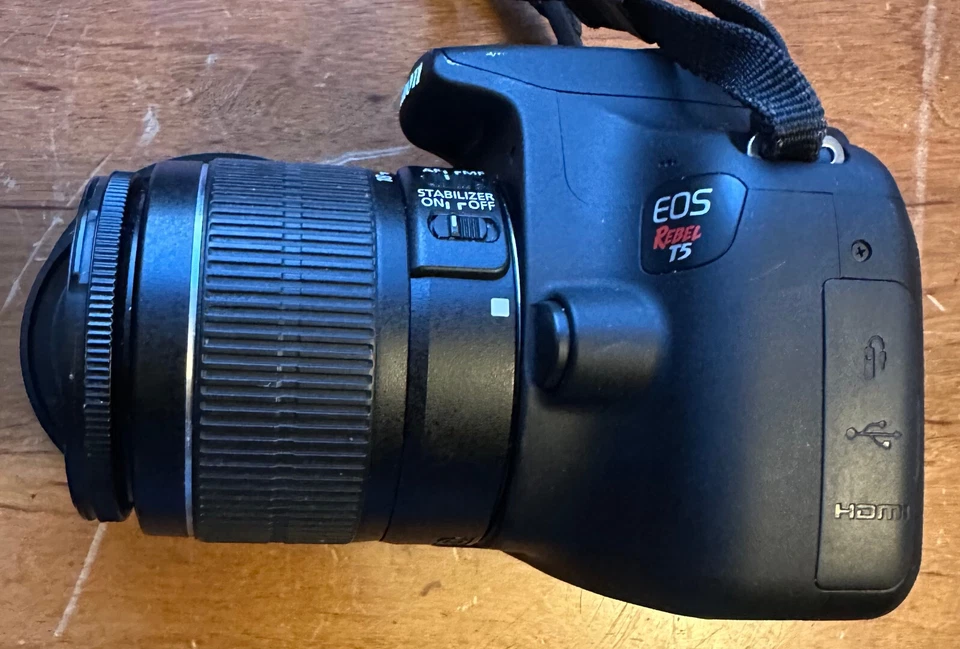 Cámara digital Canon EOS Rebel T5 1200D 18,0 MP SLR con lente zoom EF-S 18 mm-55 mm Foto 3 de 4