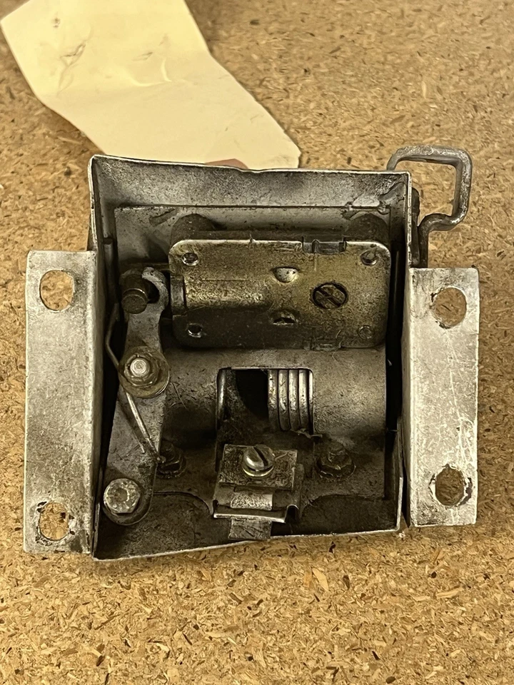 Conjunto de pestillo de arranque con escotilla trasera tipo E Jaguar XKE serie 2 2+2 BD27929 + LOTE extra Foto 2 de 4