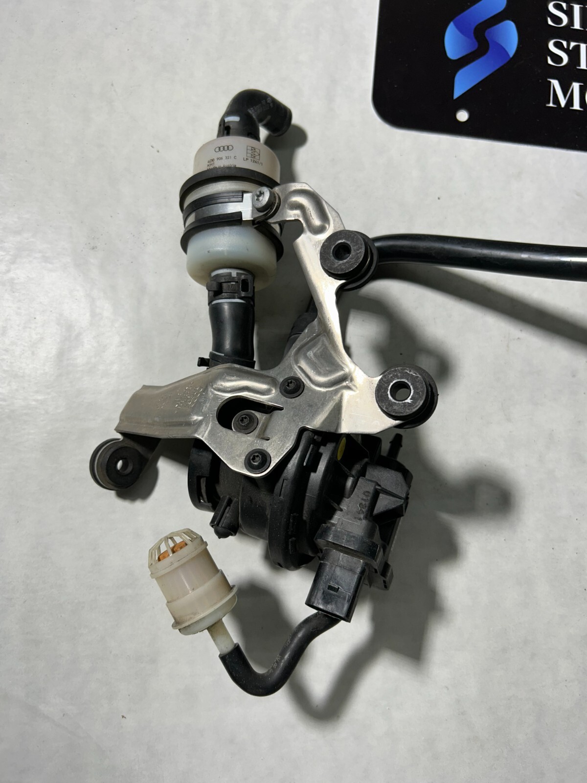 08-15 AUDI R8 SECONDARY AIR INJECTION PUMP ASSEMBLY W/ FUEL VAPOR CANISTER HOSE
