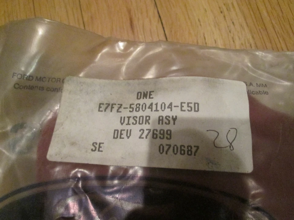 Nuevo de Lote Antiguo 1987 1988 1989 Ford Escort Parasol Escarlata Derecha Foto 3 de 3