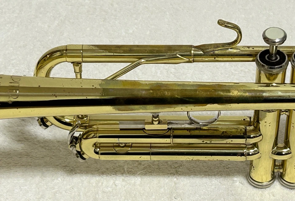 Trompeta Jupiter JTR-300 Latón Dorado con Estuche y Boquilla Foto 4 de 4
