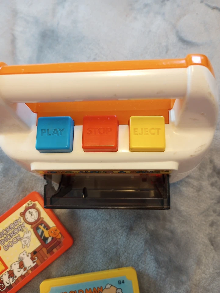 Reprodutor de cassete infantil TOMY toca 4 músicas, vem com 2 cassetes #brinquedo - Imagem 4 de 4