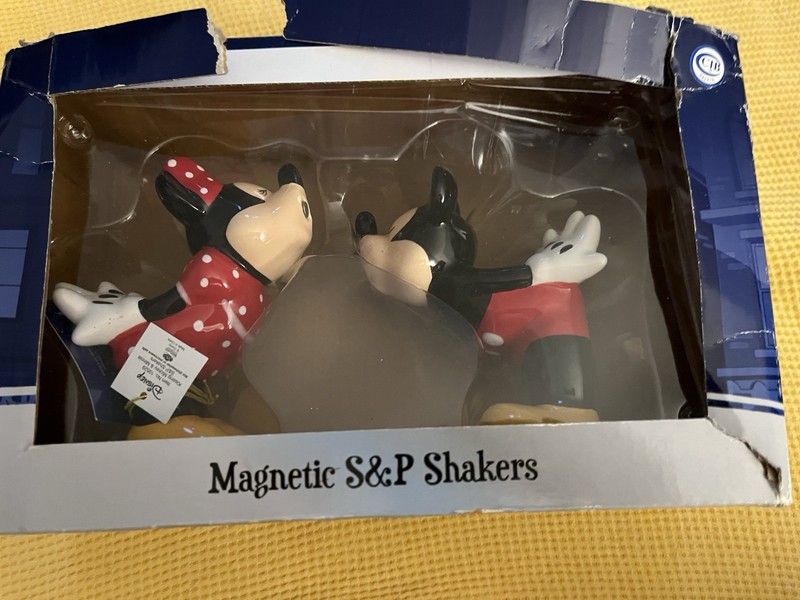 Disney Mickey and Minnie Mouse Kissing Salt Pepper Shakers Brand New in Box Read
