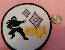 Blanco Ninja Fighter bordado hierro en coser en parche nuevo stock antiguo 4"x 4"