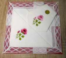 ❤️ 3 WEIßE TASCHENTÜCHER  2X ROSA FLORAL BESTICKT UND  1XUNI MIT SPITZENSAUM SÜß