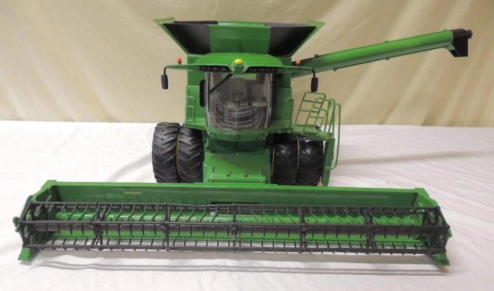 ERTL Big Farm JOHN DEERE S670 1/16 Scale COMBINE Farm Toy w/ Lights & Sound - Image 2 of 4