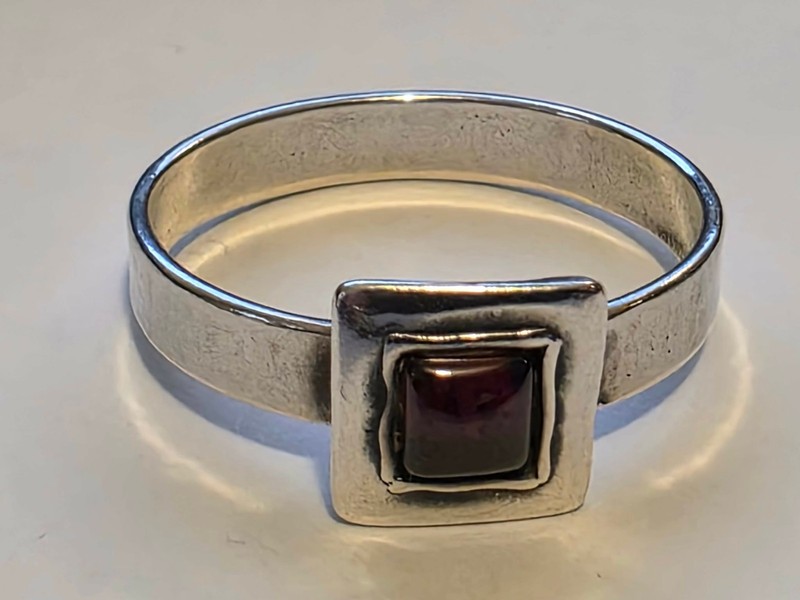 Silpada Ring Sterling Silver Dainty .925 Square Framed Garnet ? Stone Size 8.5