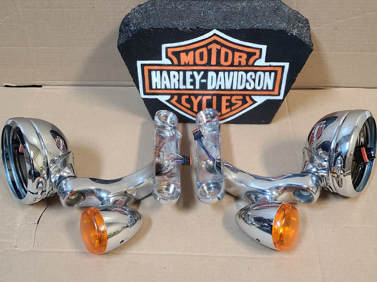 2016 Harley Touring FLHTP Electra Glide Front Spot Light Blinker