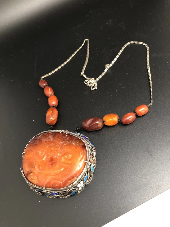 旧 18C 中国奶油糖果琥珀雕刻牌银珐琅吊坠项链 — 第 4/4 张图片