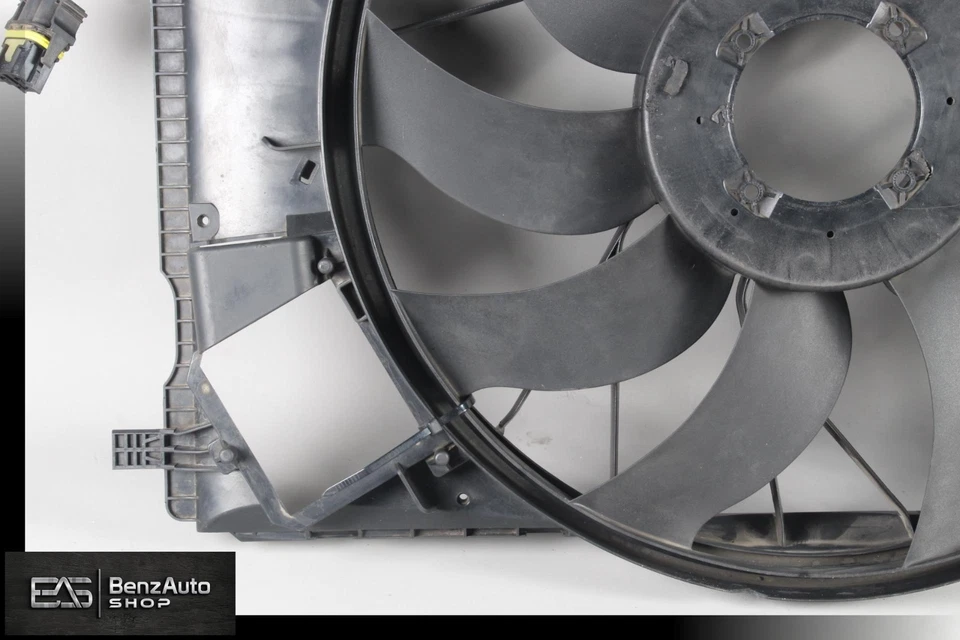 Cubierta del ventilador del radiador del motor del motor Mercedes W204 C63 AMG 2129061002 OEM Foto 4 de 4