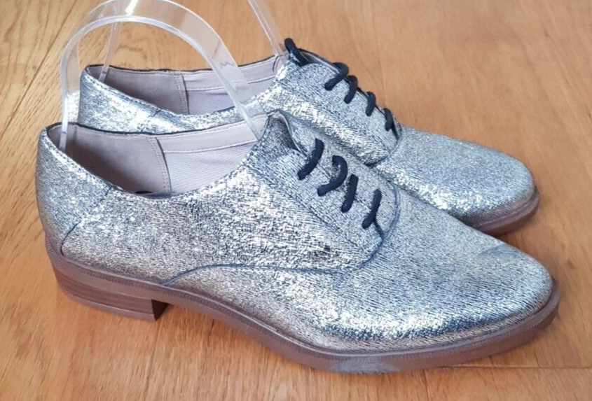 Clarks Somerset stringhe piatte argento. Taglia 5D. Nuovissimo di zecca!