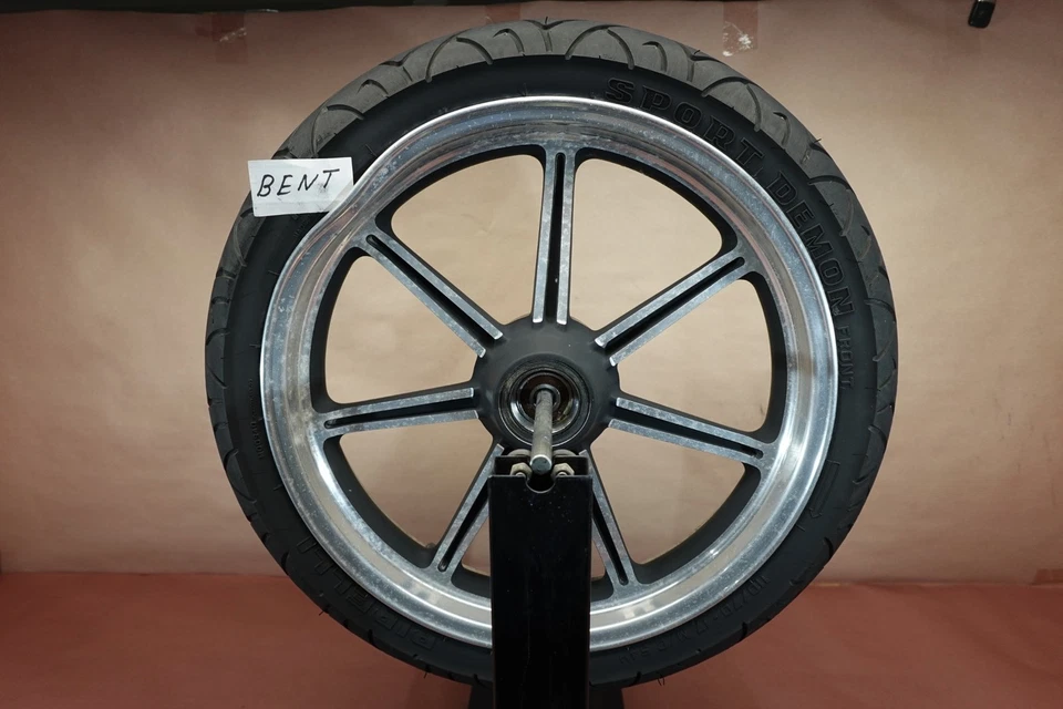 Llanta delantera Pirelli Triumph Bonneville T100 2009-2016 110/70-17 (doblada) Foto 3 de 4