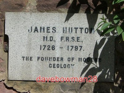 FOTO EDINBURGH JAMES HUTTON GRABTAFEL GREYFRIARS KIRKYARD EIN UNSCHEINBARER GRA