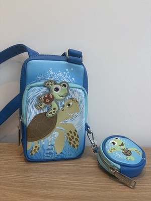 Loungefly Disney Pixar Findet Nemo Crush & Squirt Umhängetasche