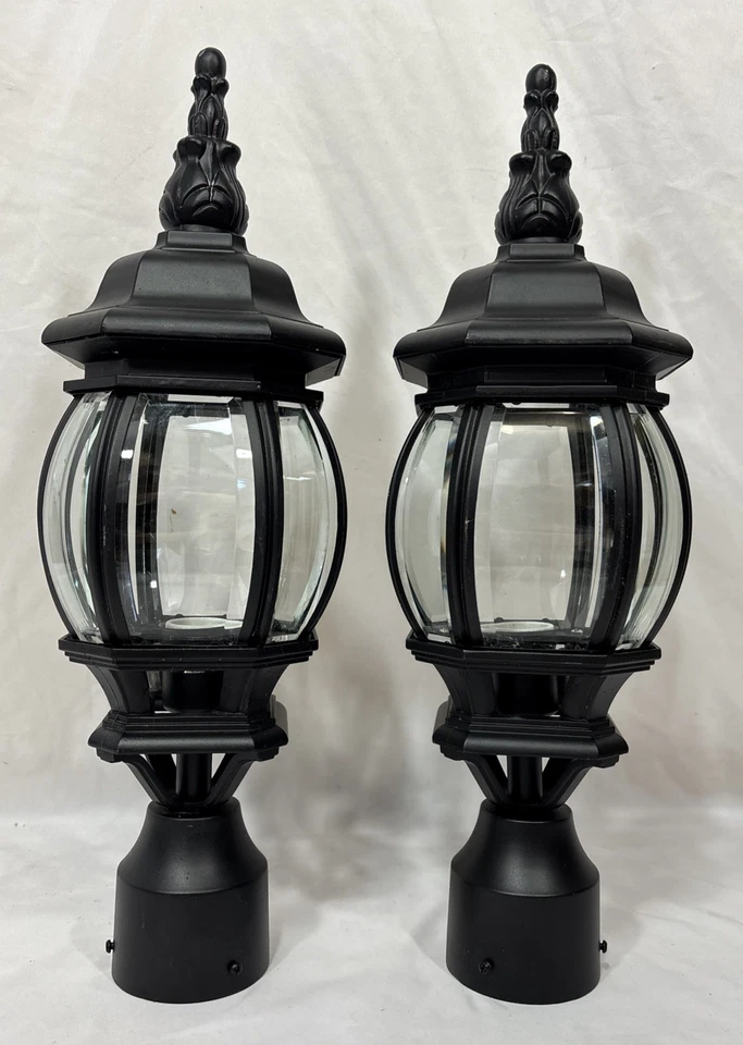 Par de postes de lámpara de linterna de aluminio fundido negro y vidrio biselado para exteriores de colección Foto 3 de 4