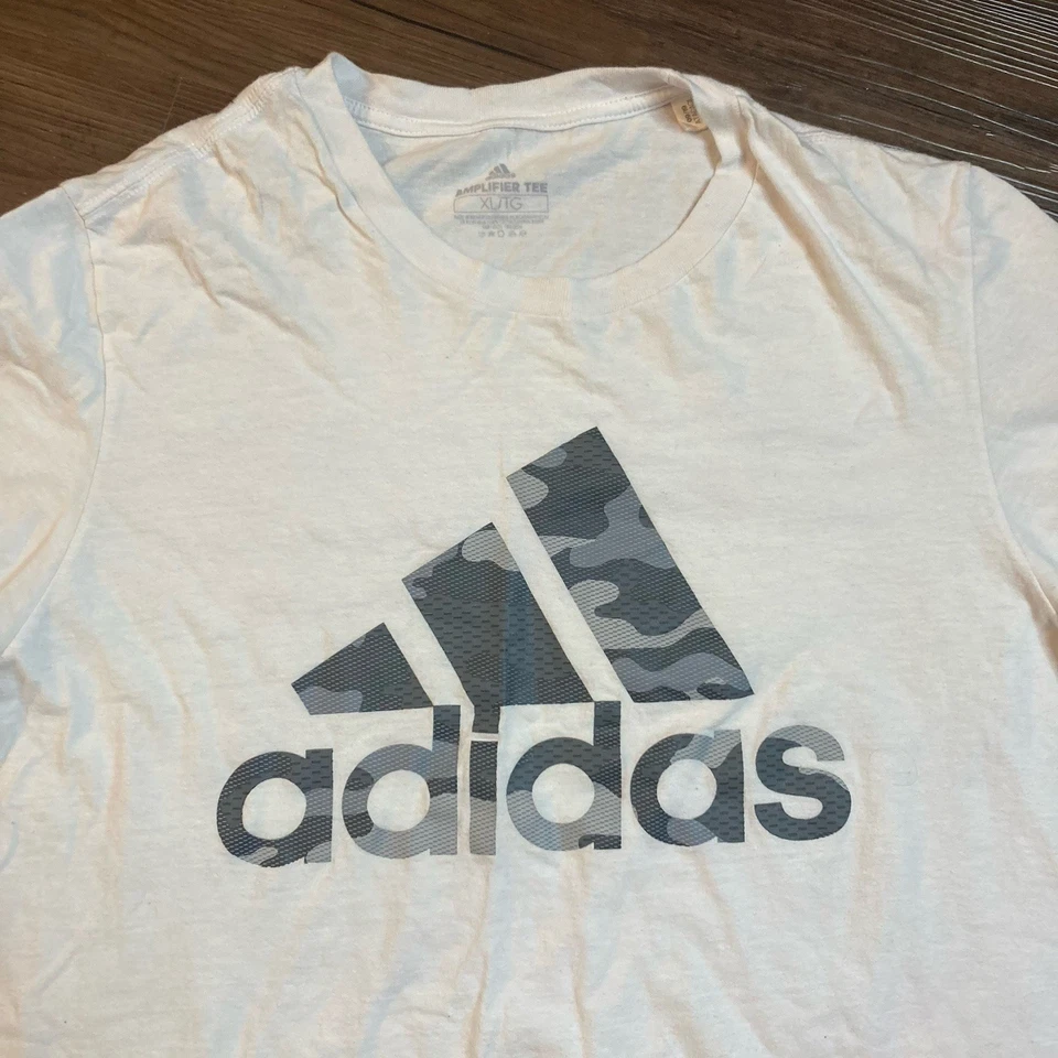 Camiseta Adidas Para Hombre Blanca XL Gráfica Camuflaje Logo Baloncesto Fútbol Fútbol Foto 3 de 4