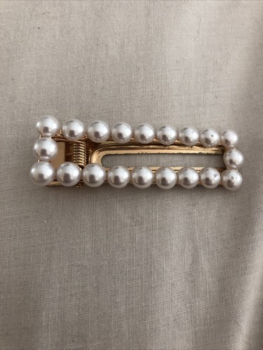 Kleine Haarspange mit weißen Details in Perleffekt