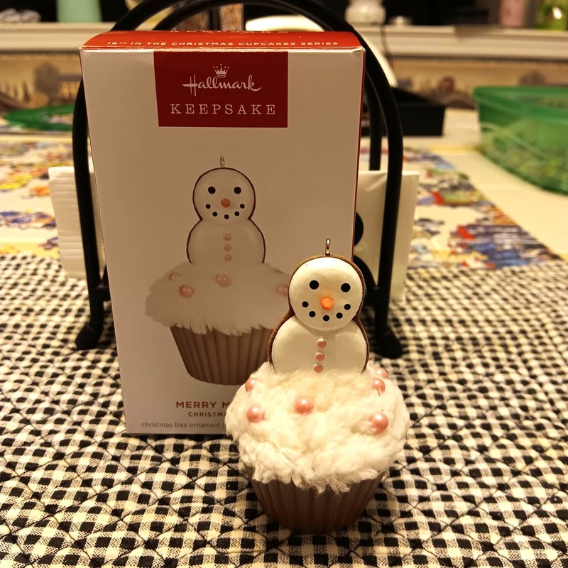 HALLMARK MERRY MACARONS #16 CHRISTMAS CUPCAKES SERIES 2025 ORNAMENTS SNOWMAN