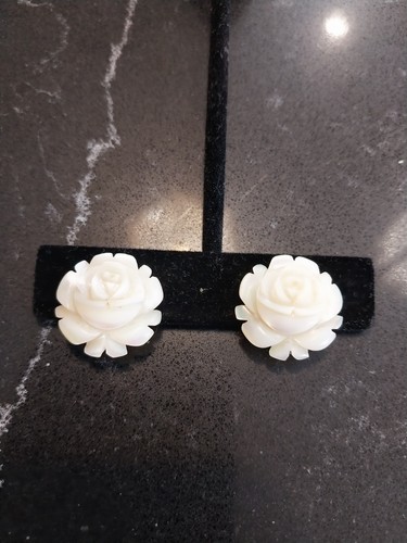 Mother Of Pearl Clip On Backed Earrings Vtg Rose Made From Shell Grannycore - Picture 9 of 10