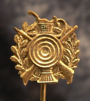 SHOOTER PIN: WINE JUG with DISC ORNAMENT, Laurel Wreath, 2 Rifles, Gold Plated Needle