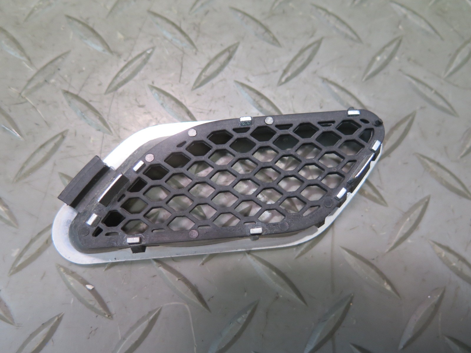 08-19 MASERATI GRANTURISMO M145 FRONT LEFT FENDER VENT TRIM GRILLE SET OF 3