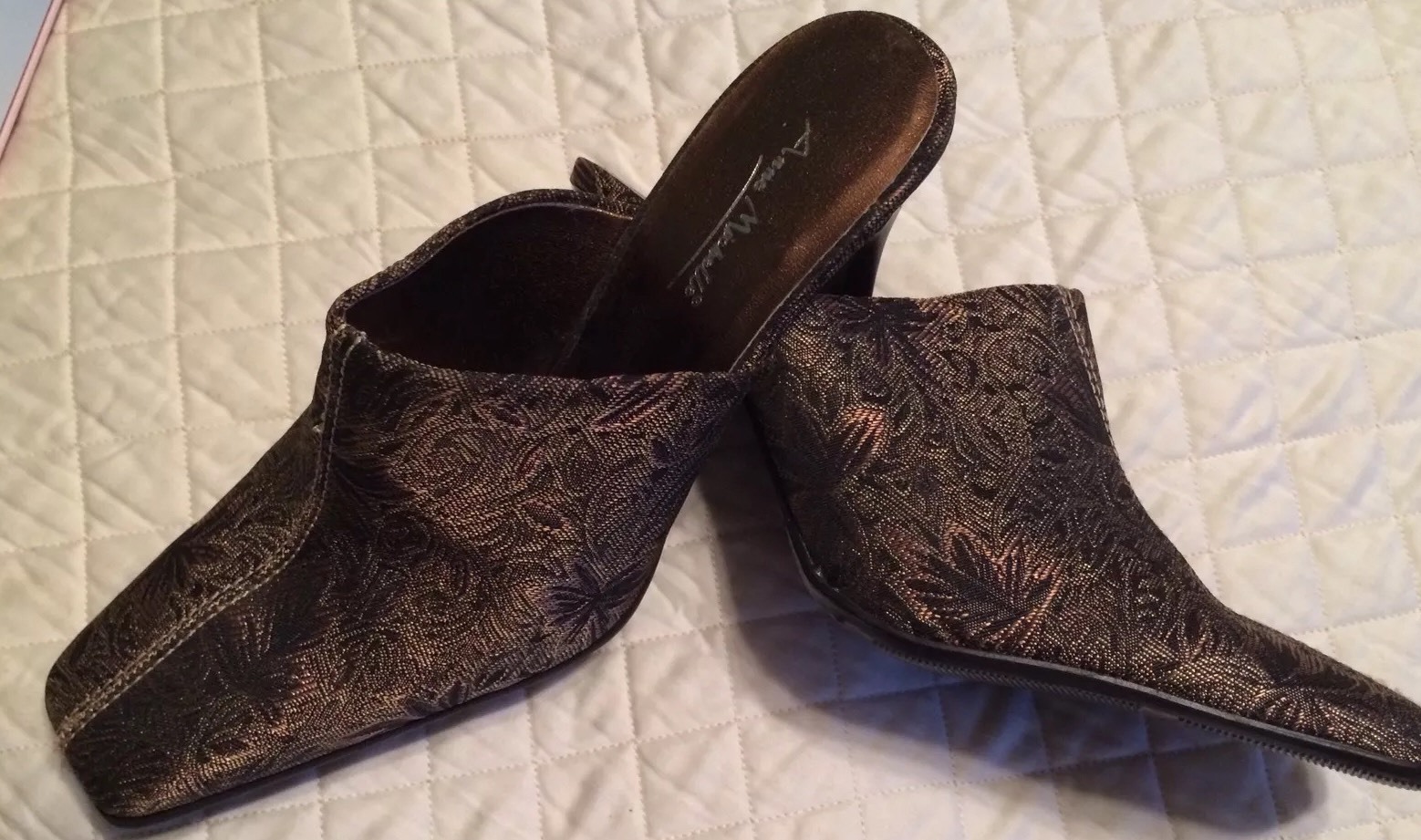 HEELS Anne Michelle Gold /Brown Brocade Print Slip On, Size 8.5 NWOB-image