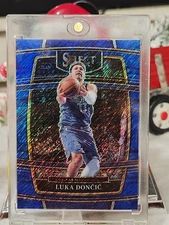 2021-22 Panini Select - Concourse Luka Dončić #12 Blue Shimmer Prizm
