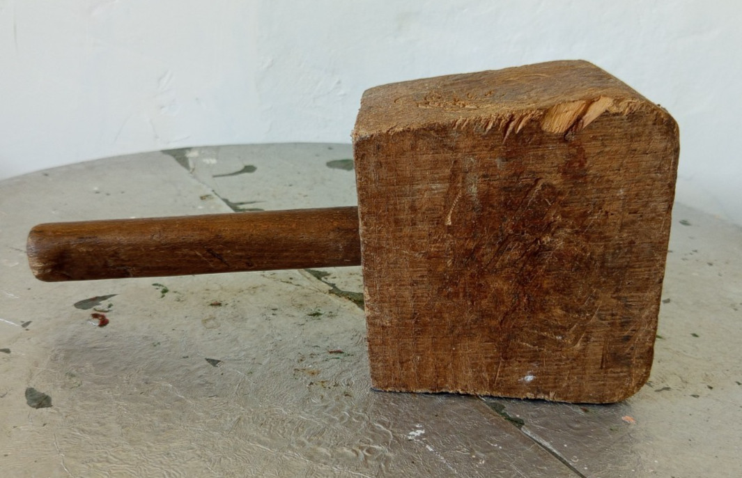 martillo maza mazo de madera antiguo.