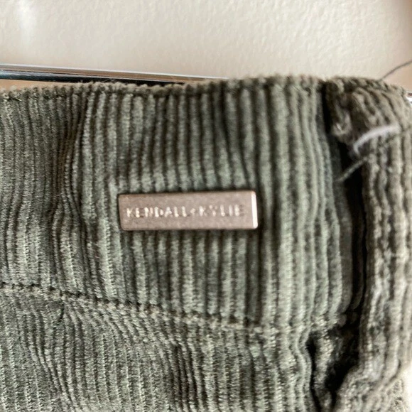 "Pantalones cortos de pana verde Kendall + Kylie 25"" cintura" Foto 3 de 4