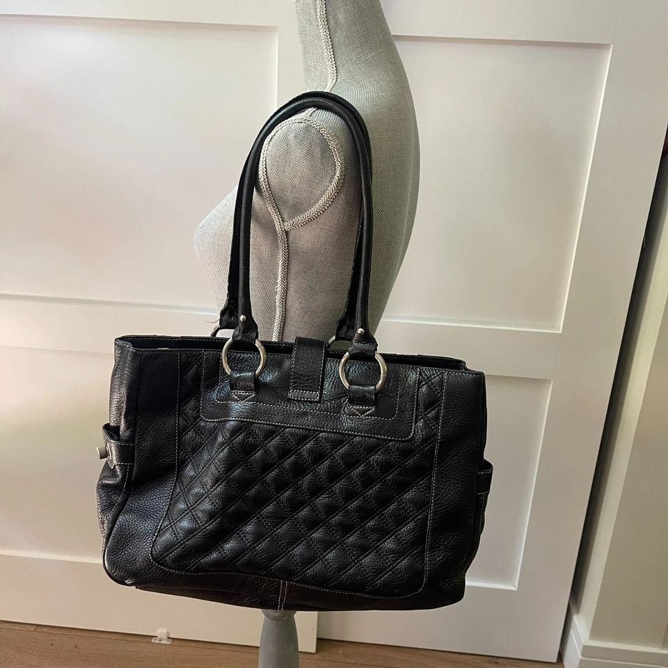 bolso bandolera acolchado negro con diseño estructurado the sak Foto 4 de 4