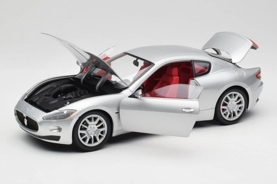500413 Maserati GranTurismo Coupe Silver Mondo Motors 1:18 - Image 2 of 4