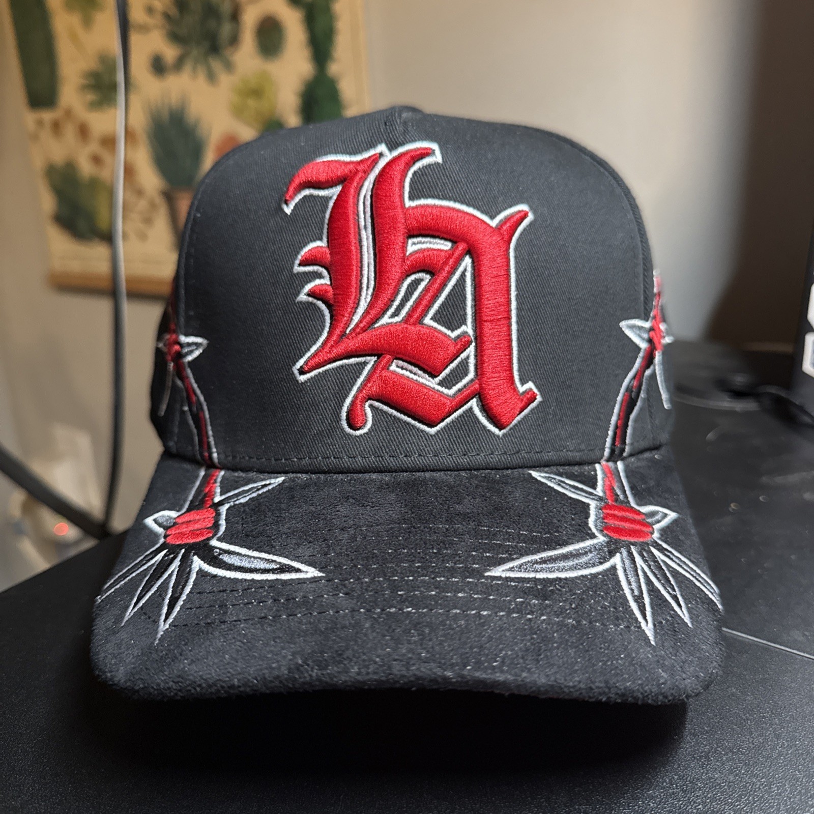 Hat Zun Black And  Red  .RED BARBEWIRE LA Black Brim SnapBack Hat Y2K Sold Out image 2