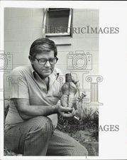 1979 Press Photo Earl Sexton Poses with Homegrown Radish, Spring Hill