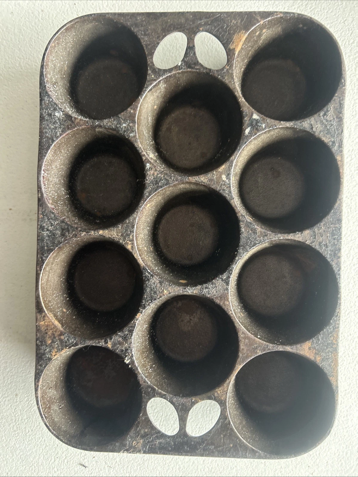 VINTAGE GRISWOLD Cast Iron No. 10 Popover Muffin Pan 949 B Erie PA USA 11 Cup