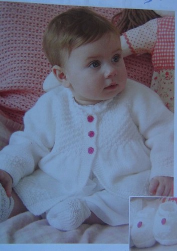 BABY MÄDCHEN MANTEL ~ HAUBE ~ HANDSCHUHE ~ SCHUHE 4-FÄDIG STRICKMUSTER GRÖSSE 18-20" (J14)