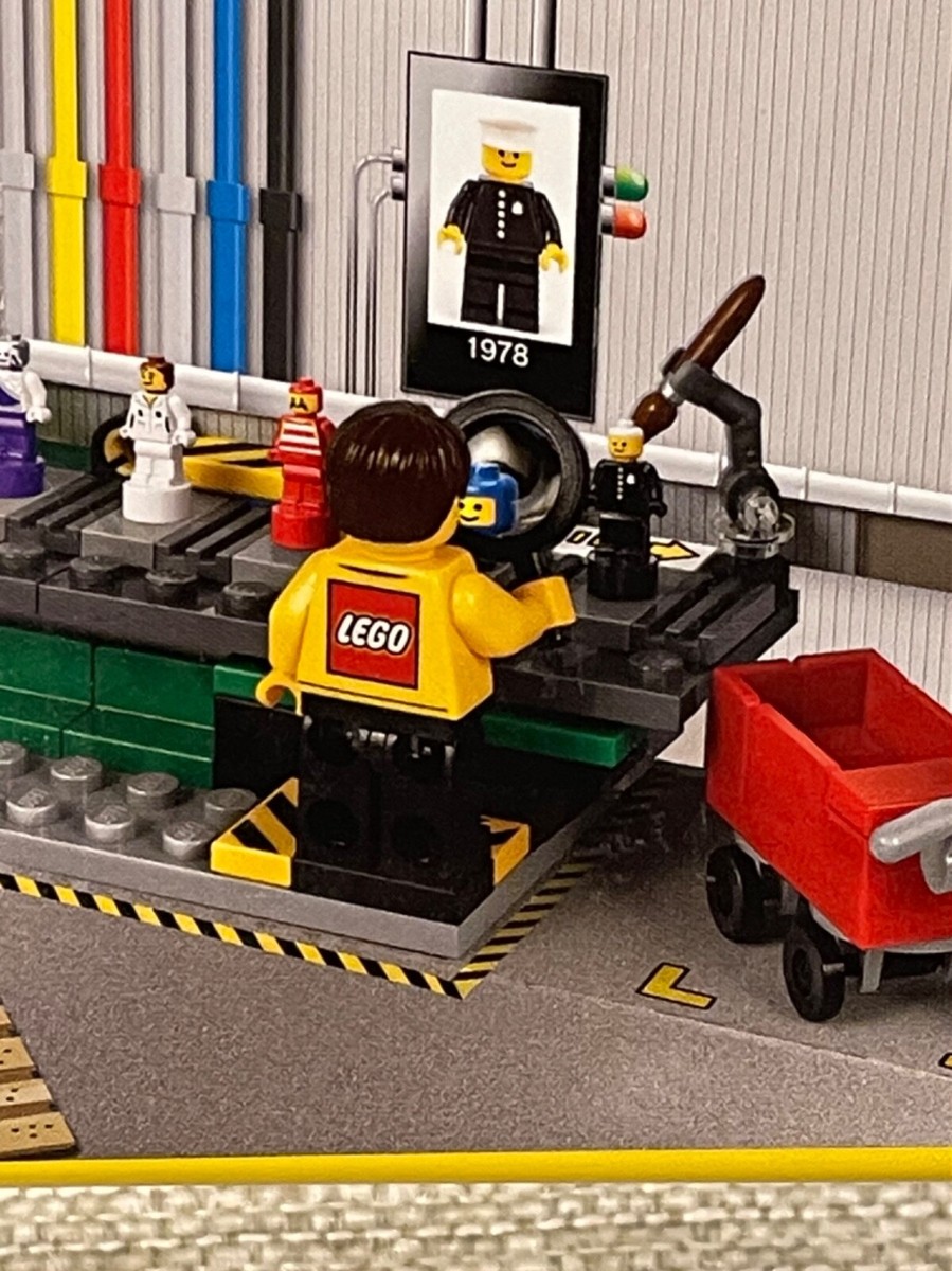 LEGO Minifigure Factory (5005358)