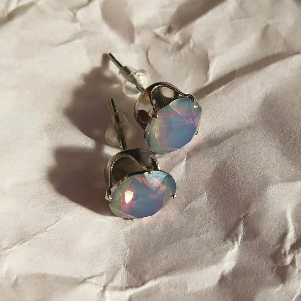 Parafusos de cristal Swarovski® azul leitoso feitos à mão 8 mm, com poste de aço inoxidável - Imagem 3 de 4