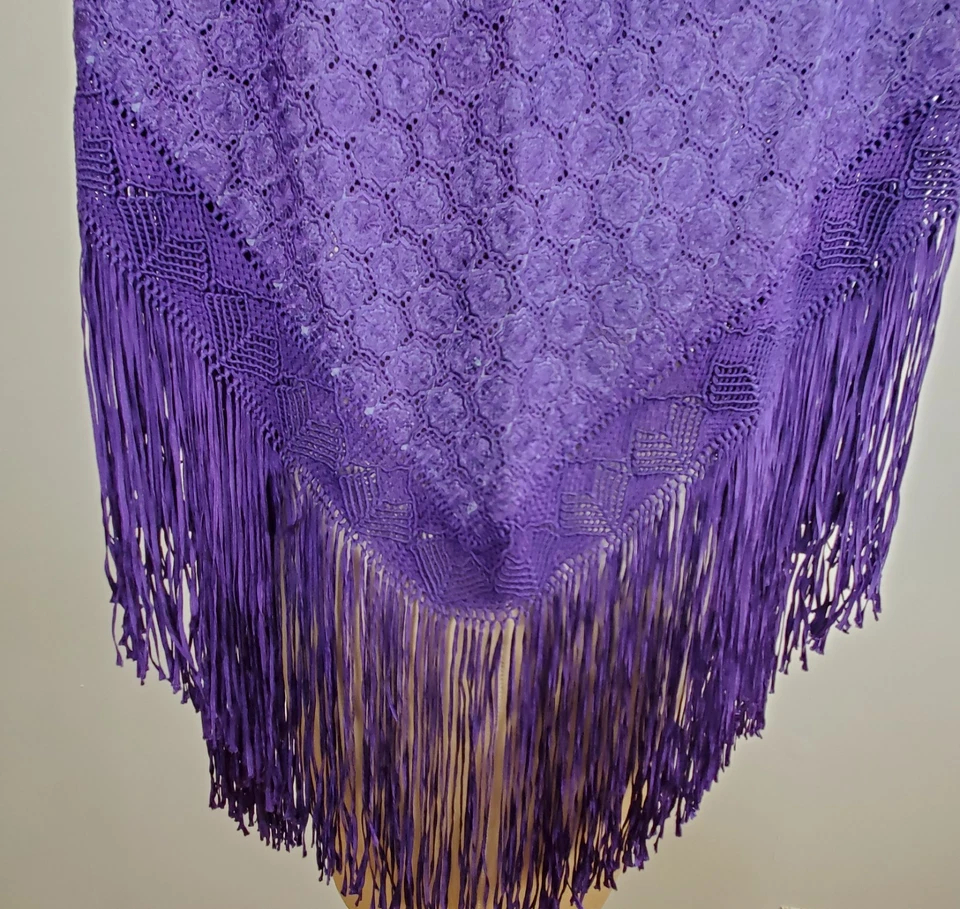 Mantón triangular vintage brocado de encaje púrpura borde ancho flecos largos 62" festival Foto 4 de 4