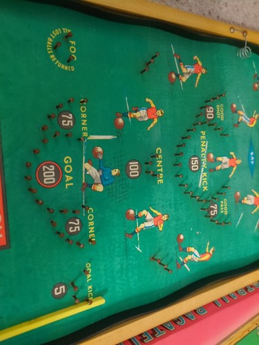 Spilla Kay London vintage calcio bagatelle gioco da tavolo in scatola Inghilterra calcio - Foto 4 di 7