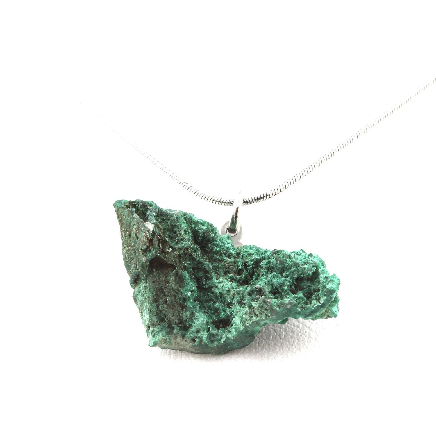 Collier malachite brute verte de 21,77 ct pour un style bohème chic