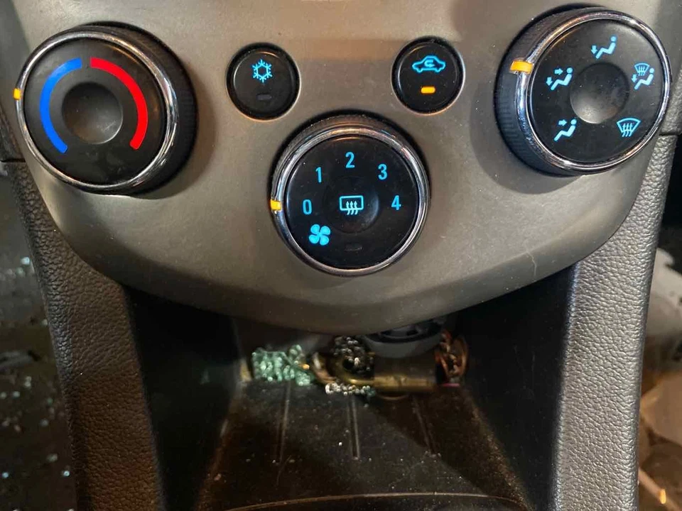 Interruptor selector de aire acondicionado usado se adapta a: Chevrolet Sonic 2013 sin asientos térmicos grado A Foto 4 de 4