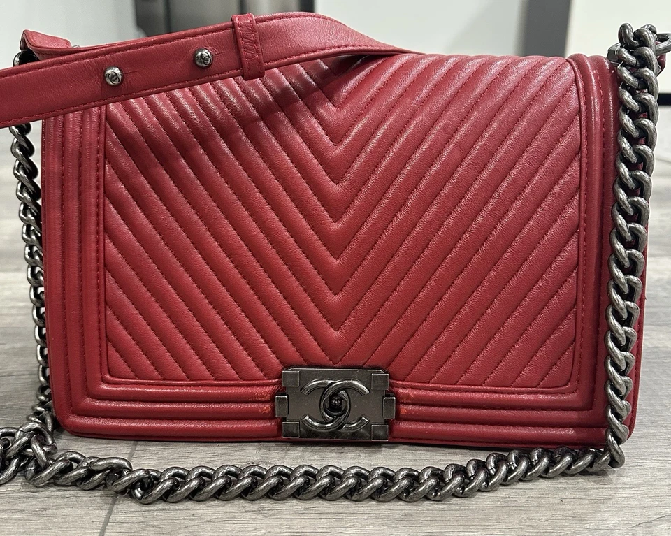 Bolsa de ombro corrente acolchoada vermelha – Design elegante, reparo de ponto pequeno necessário - Imagem 3 de 4