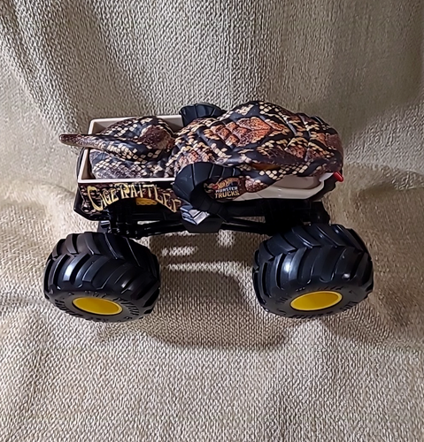 Hot Wheels Cage Rattler Monster Truck 1:24 Die-Cast Snake Design Black/Yellow