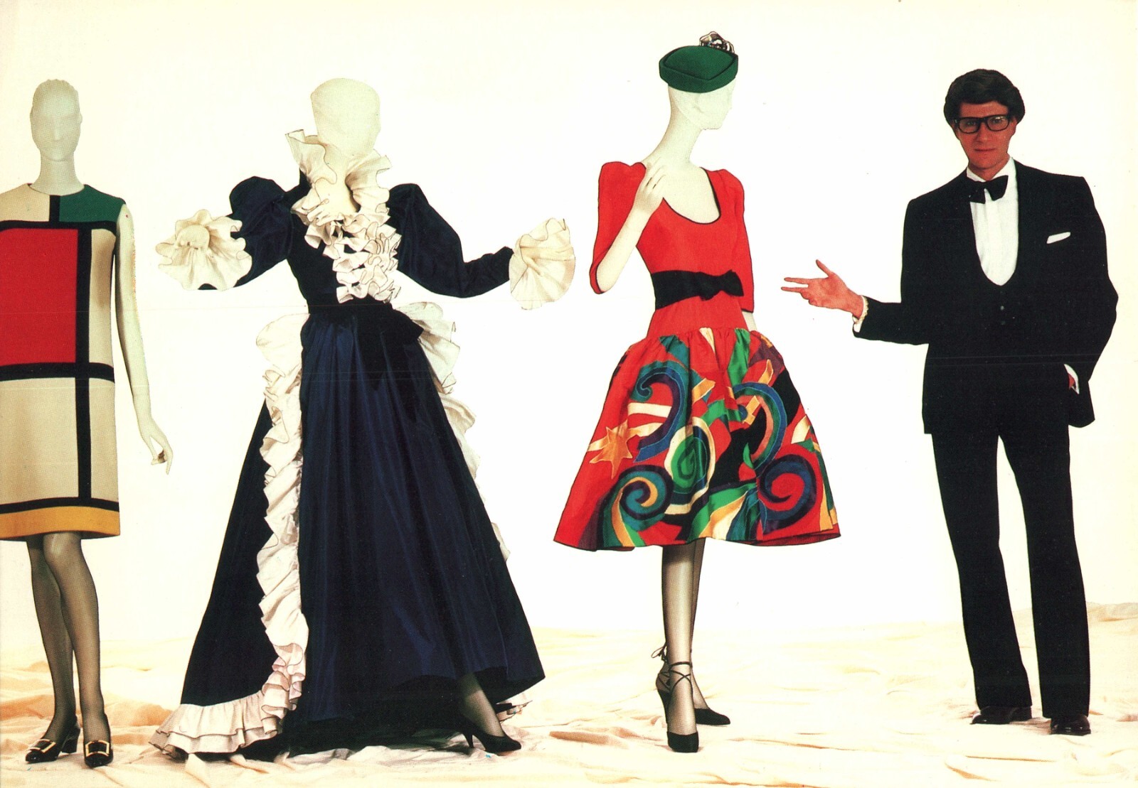 Cartolina Yves Saint Laurent con tre dei suoi disegni di abiti Mu d'Arte