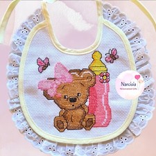 Bavaglino con ricamo a punto croce con orsacchiotto. Idea regalo mamma/nascita